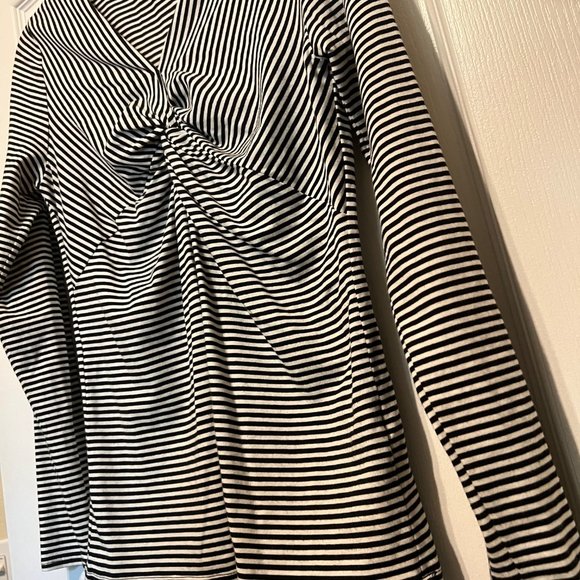 Kenneth Cole Reaction-Med black & white pin striped long sleeve comfortable top - Picture 8 of 9